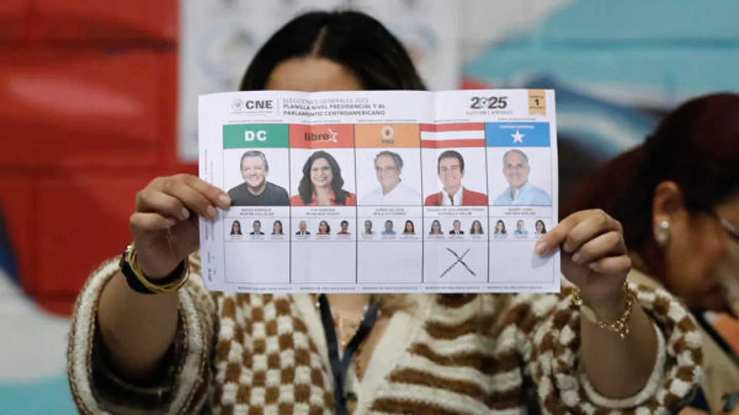 Una persona muestra una papeleta electoral al cierre de las urnas el 30 de noviembre, en la Villa Olímpica de Tegucigalpa (Honduras). Una persona muestra una papeleta electoral al cierre de las urnas el 30 de noviembre, en la Villa Olímpica de Tegucigalpa (Honduras).