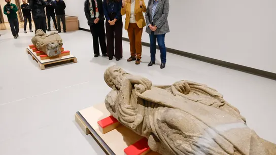 Imagen de las estatuas de Abraham e Isaac de la Catedral de Santiago devueltas por la familia Franco Imagen de las estatuas de Abraham e Isaac de la Catedral de Santiago devueltas por la familia Franco