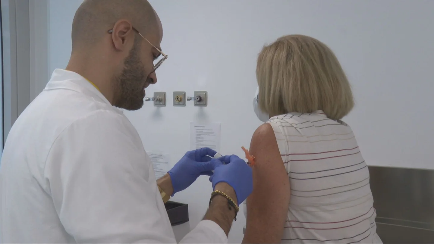 Imagen de un enfermero vacunando a una mujer contra la gripe Imagen de un enfermero vacunando a una mujer contra la gripe