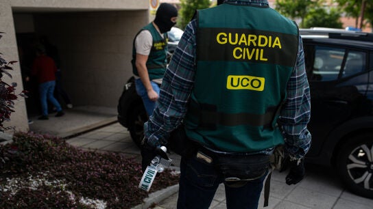 Varios agentes de la Unidad Central Operativa (UCO) de la Guardia Civil, durante un registro en operaci&oacute;n antidroga