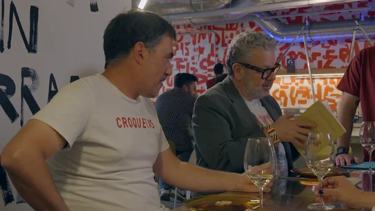 Así reacciona Chicote al ver cómo en plena grabación un hostelero le regala a otro el libro de Don Quijote "para niños" Así reacciona Chicote al ver cómo en plena grabación un hostelero le regala a otro el libro de Don Quijote "para niños"