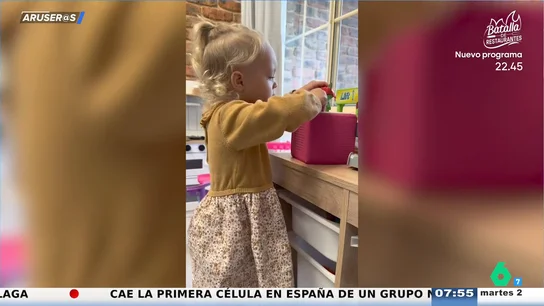 La emocionante reacción de una niña al escuchar la voz de su abuela a distancia La emocionante reacción de una niña al escuchar la voz de su abuela a distancia