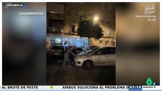 El v&iacute;deo viral que muestra c&oacute;mo se aparca en Sevilla en doble fila: dile adi&oacute;s al freno de mano