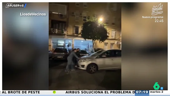 El vídeo viral que muestra cómo se aparca en Sevilla en doble fila: dile adiós al freno de mano El vídeo viral que muestra cómo se aparca en Sevilla en doble fila: dile adiós al freno de mano