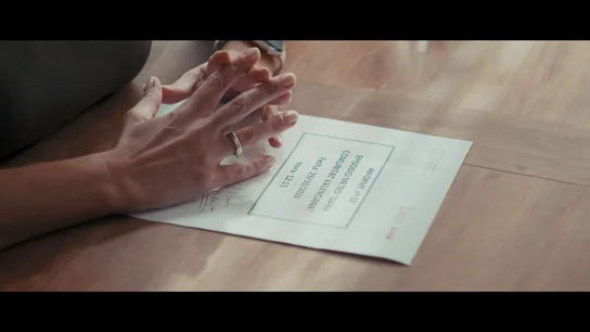 Pradas enseña a Gonzo los famosos papeles donde apuntó "barranco del Poyo" a las 12:40 h: "La CHJ dijo a las 16:15 h que iba casi seco" Pradas enseña a Gonzo los famosos papeles donde apuntó "barranco del Poyo" a las 12:40 h: "La CHJ dijo a las 16:15 h que iba casi seco"