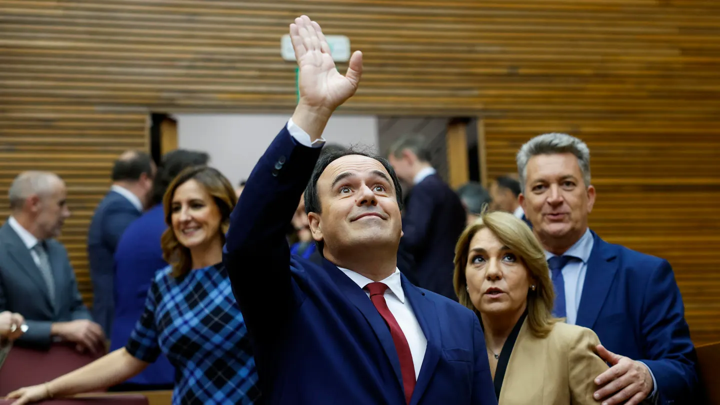 El nuevo president de la Generalitat, Juanfran Pérez Llorca, saluda a su llegada al acto de toma posesión El nuevo president de la Generalitat, Juanfran Pérez Llorca, saluda a su llegada al acto de toma posesión
