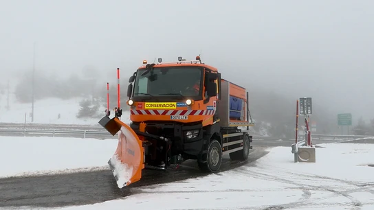 Máquinas quitanieves trabajan en la localidad madrileña de Navacerrada este martes. Máquinas quitanieves trabajan en la localidad madrileña de Navacerrada este martes.