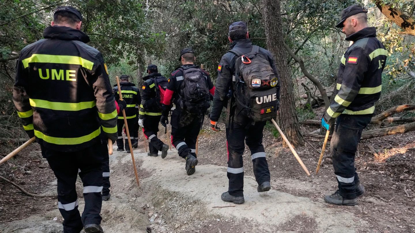 Efectivos de la UME trabajan en la zona cero de la peste porcina en Cataluña Efectivos de la UME trabajan en la zona cero de la peste porcina en Cataluña