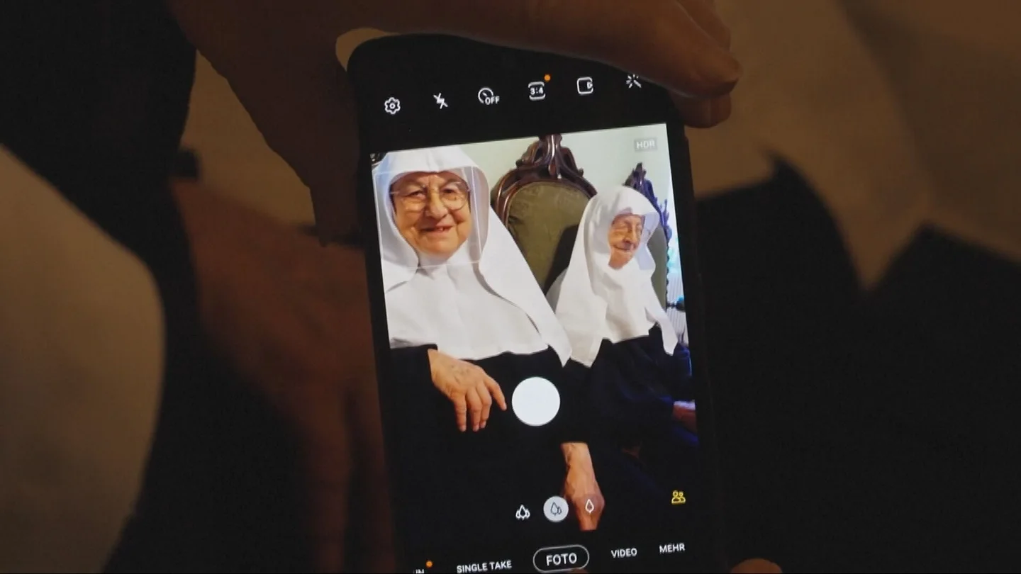 Las hermanas Goldstein desafían al Vaticano: ocupan su convento y triunfan en Instagram Las hermanas Goldstein desafían al Vaticano: ocupan su convento y triunfan en Instagram