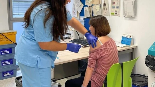 Enfermera vacuna a una personas contra la gripe Enfermera vacuna a una personas contra la gripe