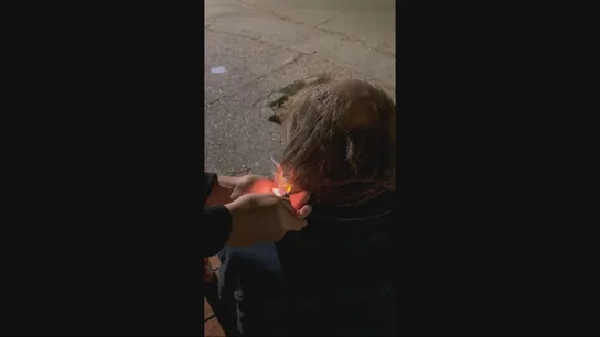 Dos menores queman el pelo a un indigente. Dos menores queman el pelo a un indigente.