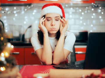 Mujer estresada en Navidad