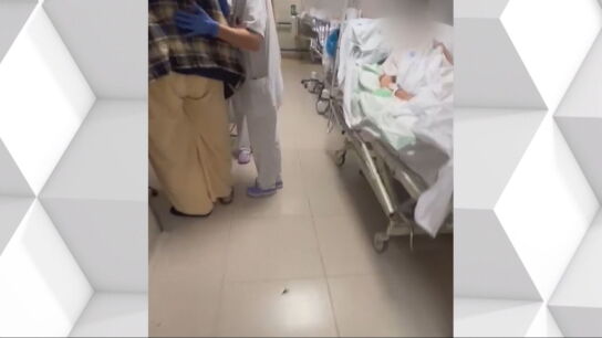 Imagen de un hospital con camillas en los pasillos 