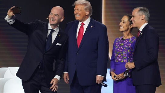 El presidente de la FIFA, Gianni Infantino, se toma una selfie con el presidente Donald Trump, la presidenta mexicana, Claudia Sheinbaum, y el primer ministro canadiense, Mark Carney, durante el sorteo de la Copa Mundial de f&uacute;tbol de 2026 en el Kennedy Center en Washington, este viernes.
