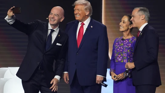 El presidente de la FIFA, Gianni Infantino, se toma una selfie con el presidente Donald Trump, la presidenta mexicana, Claudia Sheinbaum, y el primer ministro canadiense, Mark Carney, durante el sorteo de la Copa Mundial de fútbol de 2026 en el Kennedy Center en Washington, este viernes. El presidente de la FIFA, Gianni Infantino, se toma una selfie con el presidente Donald Trump, la presidenta mexicana, Claudia Sheinbaum, y el primer ministro canadiense, Mark Carney, durante el sorteo de la Copa Mundial de fútbol de 2026 en el Kennedy Center en Washington, este viernes.