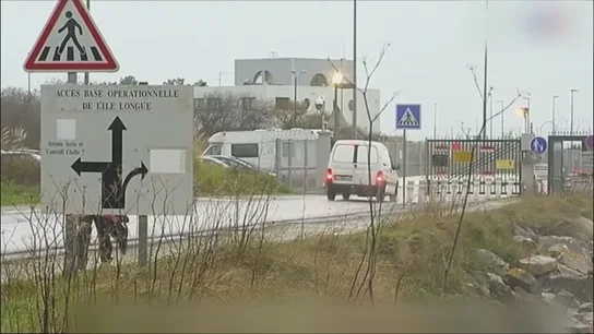Entrada a la base naval francesa de Ile Longe Entrada a la base naval francesa de Ile Longe