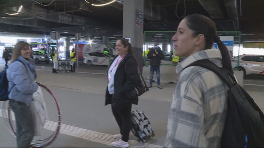 Viajeras, en una estaci&oacute;n de tren