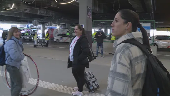 Viajeras, en una estación de tren Viajeras, en una estación de tren