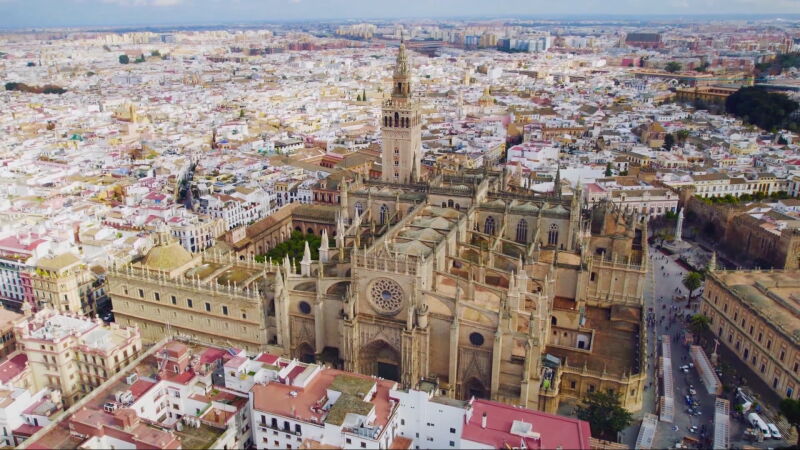 Imagen aérea de la Catedral de Sevilla tomada de un reportaje de 'Un país para viajárselo'