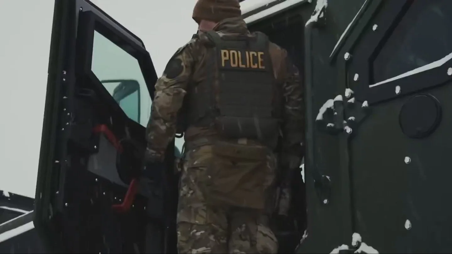 La caza al migrante convertida en videoclip: el ICE lanza vídeos con pinta de tráiler para defender sus redadas La caza al migrante convertida en videoclip: el ICE lanza vídeos con pinta de tráiler para defender sus redadas