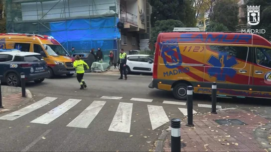Una mujer muere tras caer desde un décimo piso en Madrid junto a dos niños de tres años, que se encuentran graves. Una mujer muere tras caer desde un décimo piso en Madrid junto a dos niños de tres años, que se encuentran graves.