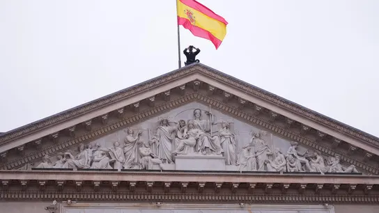 Un miembro de las fuerzas de seguridad del Estado sobre el frontispicio del Congreso vigila los alrededores de la Cámara Un miembro de las fuerzas de seguridad del Estado sobre el frontispicio del Congreso vigila los alrededores de la Cámara