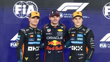 Lando Norris, Max Verstappen y Oscar Piastri tras la clasificaci&oacute;n del GP de Abu Dabi
