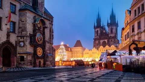 Plaza de la Ciudad Vieja de Praga con el árbol de Navidad al fondo, el Mercado de Navidad y el reloj astronómico a la izquierda. Plaza de la Ciudad Vieja de Praga con el árbol de Navidad al fondo, el Mercado de Navidad y el reloj astronómico a la izquierda.