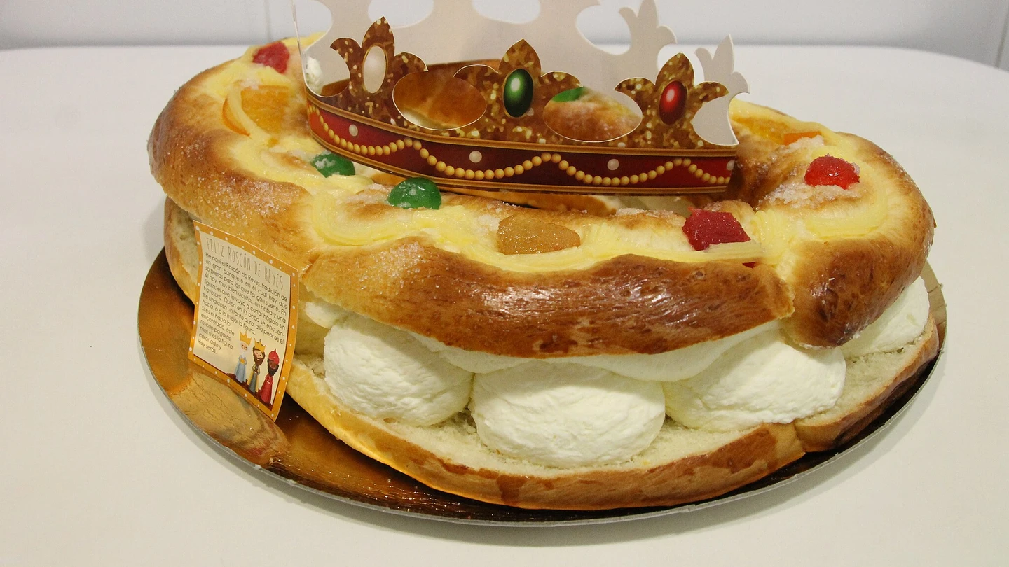 Roscón de Reyes con nata Roscón de Reyes con nata