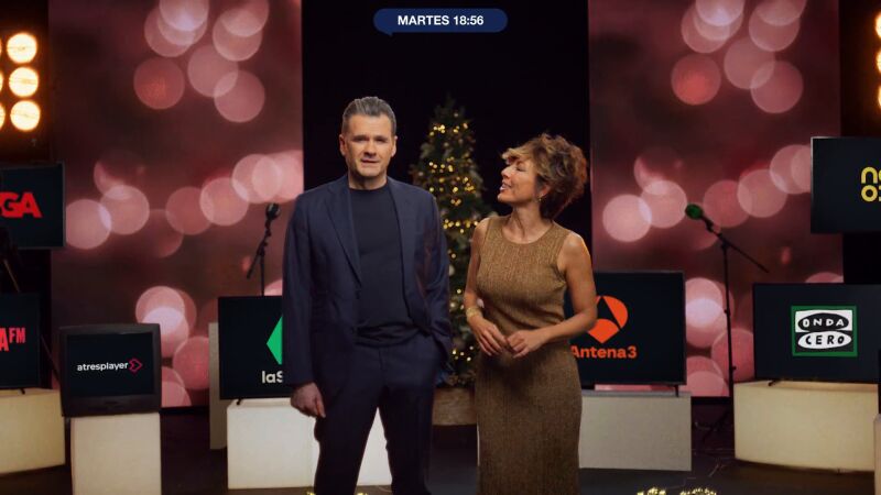  Sonsoles Ónega e Iñaki López inauguran las fiestas: "Este año, Central Lechera Asturiana enciende el sabor de la Navidad en Atresmedia"