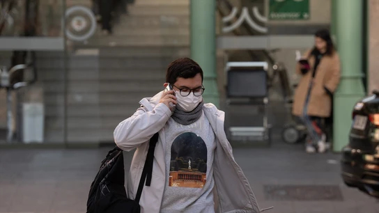 Imagen de una persona con mascarilla a la salida de un hospital de Barcelona Imagen de una persona con mascarilla a la salida de un hospital de Barcelona