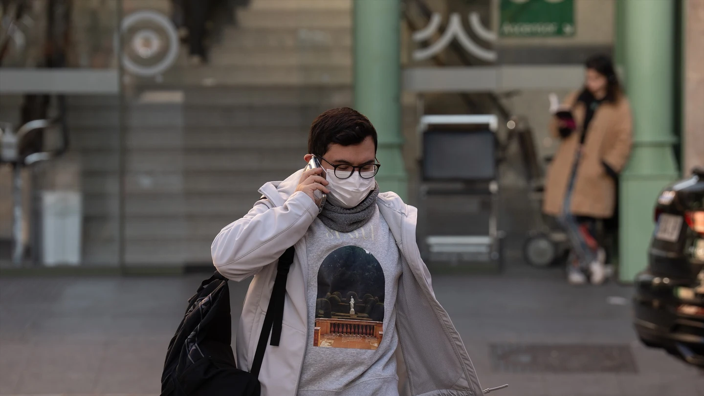 Imagen de una persona con mascarilla a la salida de un hospital de Barcelona Imagen de una persona con mascarilla a la salida de un hospital de Barcelona