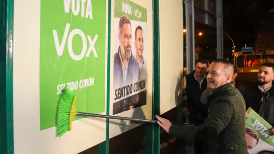El candidato de VOX para Extremadura, Óscar Fernández Calle, durante la tradicional pegada de carteles en Cáceres. El candidato de VOX a la presidencia de la Junta de Extremadura, Óscar Fernández Calle, durante la tradicional pegada de carteles que da inicio a la campaña electoral en Extremadura, este jueves en Cáceres.