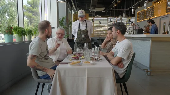 El momento en el que un hostelero avisa a Alberto Chicote de que el cordero que está comiendo está en mal estado: "Sabe ácido" El momento en el que un hostelero avisa a Alberto Chicote de que el cordero que está comiendo está en mal estado: "Sabe ácido"