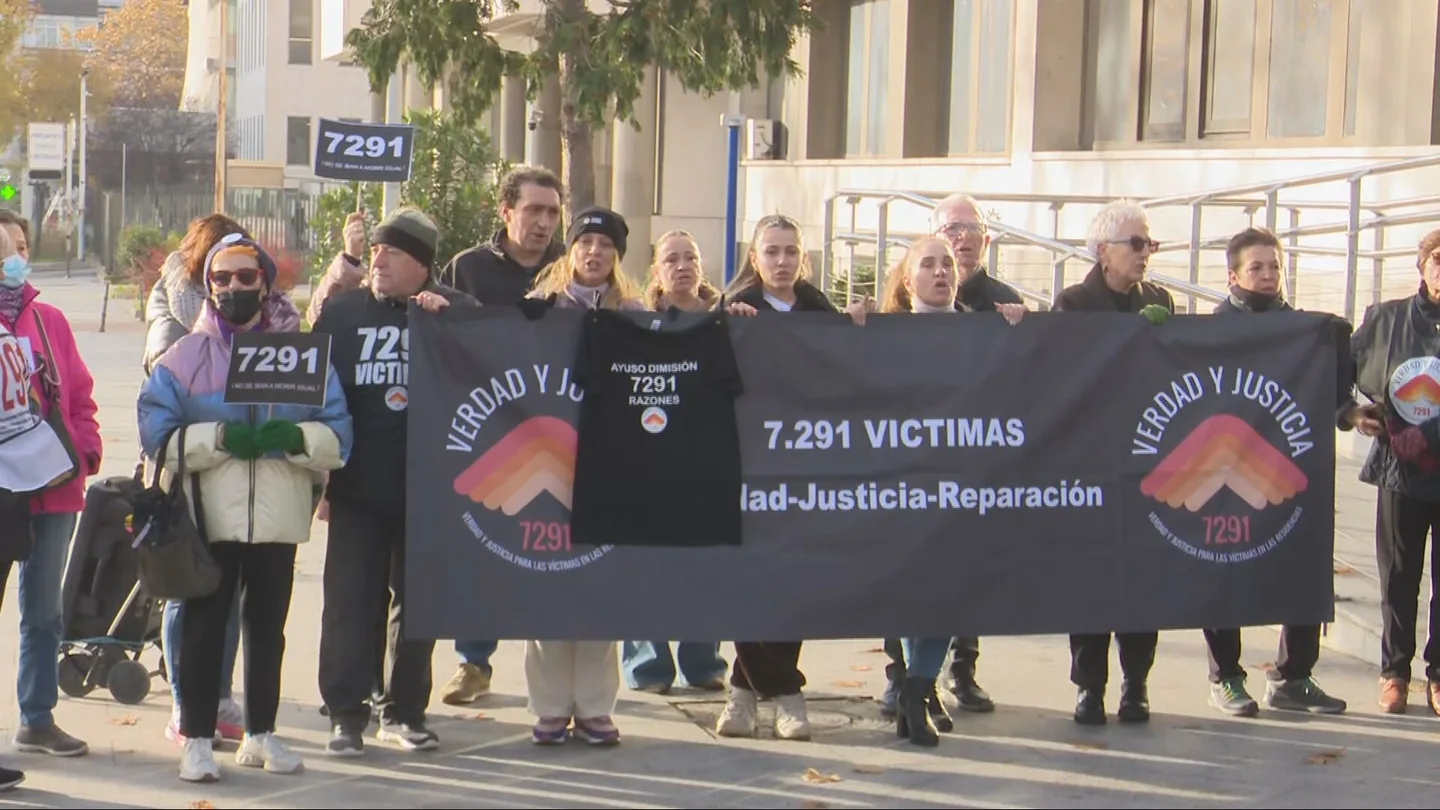 Los familiares de las víctimas de los 'protocolos de la vergüenza' se concentran ante la declaración de tres exaltos cargos de Ayuso Los familiares de las víctimas de los 'protocolos de la vergüenza' se concentran ante la declaración de tres exaltos cargos de Ayuso