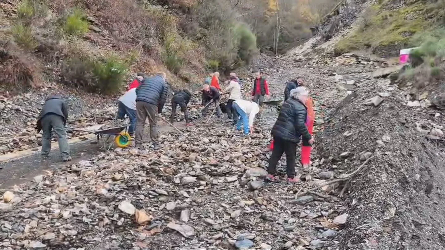 Vecinos de Peñalba de Santiago (León) limpiando la calzada de su pueblo Vecinos de Peñalba de Santiago (León) limpiando la calzada de su pueblo