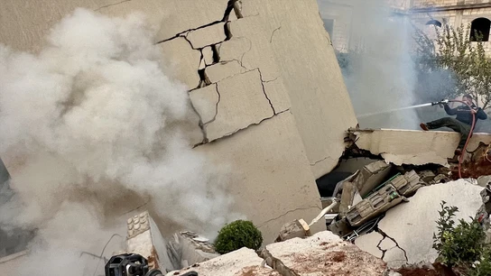 Imagen de archivo. Un bombero intenta extinguir el fuego en un edificio destruido por los ataques aéreos israelíes en la ciudad de Yabaa, en el sur del Líbano Imagen de archivo. Un bombero intenta extinguir el fuego en un edificio destruido por los ataques aéreos israelíes en la ciudad de Yabaa, en el sur del Líbano