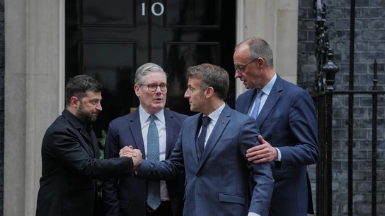Volodímir Zelenski saluda a Emmanuel Macron ante la mirada de Keir Starmer y Friedrich Merz antes de su encuentro en Downing Street Volodímir Zelenski saluda a Emmanuel Macron ante la mirada de Keir Starmer y Friedrich Merz antes de su encuentro en Downing Street