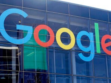 El logo de Google, en la fachada de su sede en Mountain View, California (Estados Unidos)