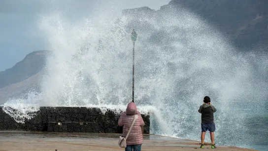 Muere uno de los dos pescadores arrastrados por un golpe de mar en la costa de Lanzarote Muere uno de los dos pescadores arrastrados por un golpe de mar en la costa de Lanzarote