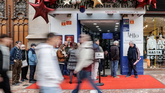 Gente haciendo cola para comprar Lotería de Navidad de 2025 en una administración de Valencia Gente haciendo cola para comprar Lotería de Navidad de 2025 en una administración de Valencia