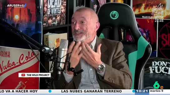 El dardo de Arturo Pérez-Reverte a los que le llaman machista por criticar el lenguaje inclusivo: "Léete un libro mío, idiota" El dardo de Arturo Pérez-Reverte a los que le llaman machista por criticar el lenguaje inclusivo: "Léete un libro mío, idiota"