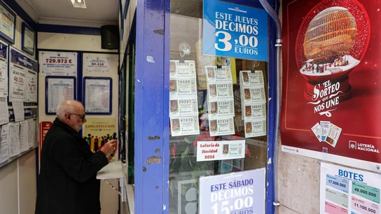 Un hombre, comprando lotería en una administración de Valencia Un hombre, comprando lotería en una administración de Valencia
