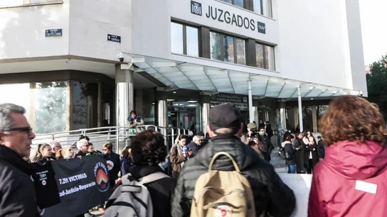 Un grupo de familiares de víctimas fallecidas en las residencias durante la pandemia se han manifestado este martes a las puertas de los juzgados de Plaza de Castilla Un grupo de familiares de víctimas fallecidas en las residencias durante la pandemia se han manifestado este martes a las puertas de los juzgados de Plaza de Castilla