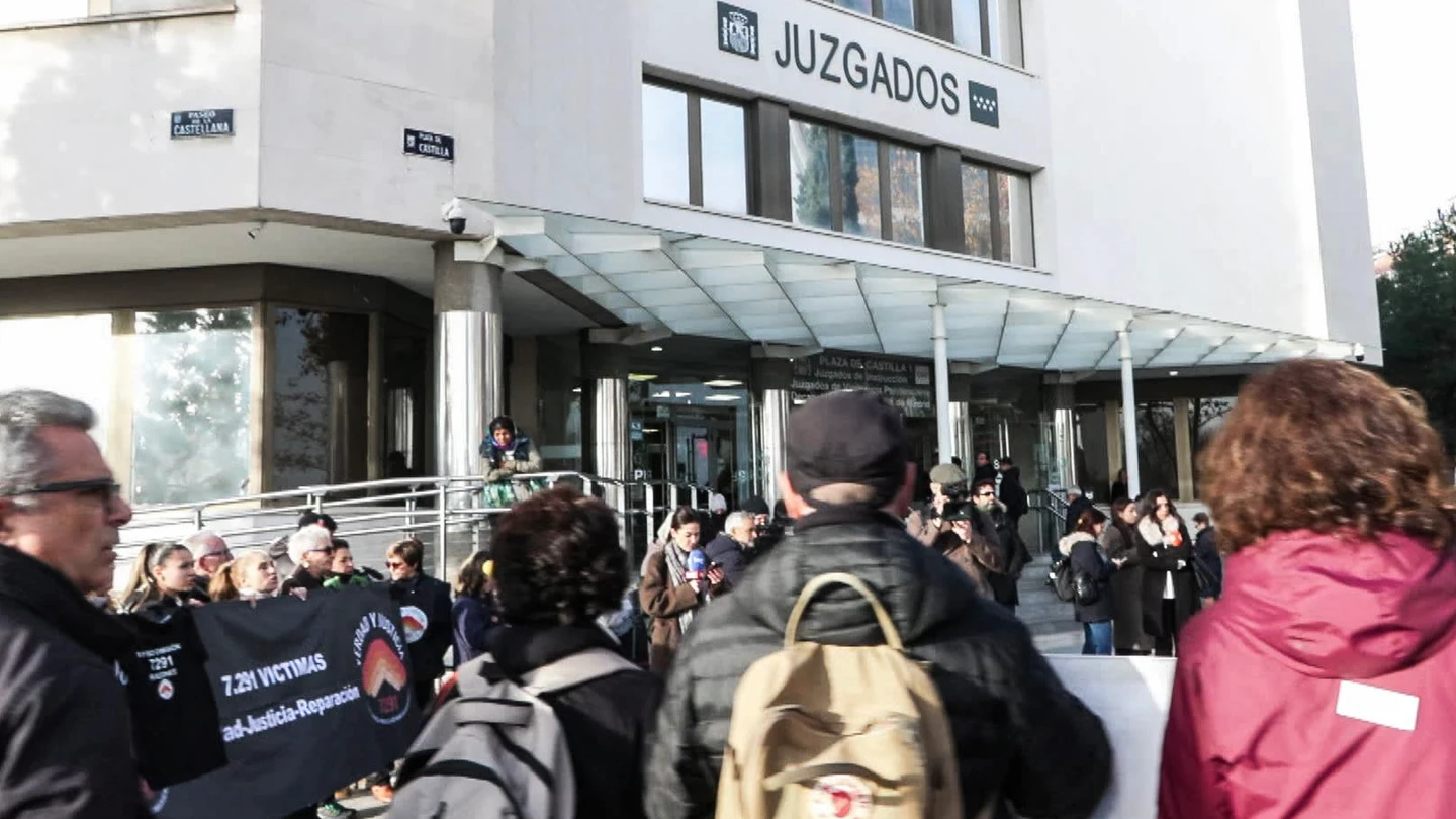 Un grupo de familiares de víctimas fallecidas en las residencias durante la pandemia se han manifestado este martes a las puertas de los juzgados de Plaza de Castilla Un grupo de familiares de víctimas fallecidas en las residencias durante la pandemia se han manifestado este martes a las puertas de los juzgados de Plaza de Castilla