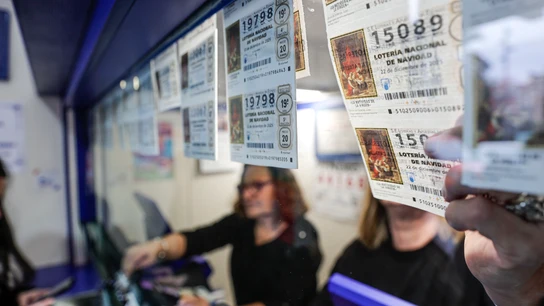 Una administración de Lotería de Valencia, vendiendo números para el sorteo de Navidad de 2025 Una administración de Lotería de Valencia, vendiendo números para el sorteo de Navidad de 2025