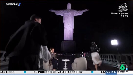 El v&iacute;deo viral de Rosal&iacute;a tras salir corriendo de una cucaracha en plena entrevista en Brasil