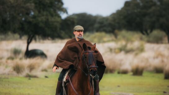 Santiago Abascal montando a caballo en Extremadura.