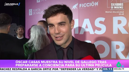 El vídeo de Óscar Casas mandando un beso en gallego tras aprenderlo en su película: "Mi familia es de aquí" El vídeo de Óscar Casas mandando un beso en gallego tras aprenderlo en su película: "Mi familia es de aquí"
