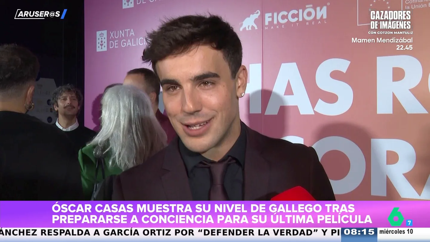 El vídeo de Óscar Casas mandando un beso en gallego tras aprenderlo en su película: "Mi familia es de aquí" El vídeo de Óscar Casas mandando un beso en gallego tras aprenderlo en su película: "Mi familia es de aquí"